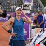 Alizé Cornet Instagram - Le plus mignon des hommages hier à Strasbourg 🥹❤️ Merci @wta_strasbourg pour ce geste et @pierrehuguesherbert pour ta présence, j'ai été très touchée 🙏🥲 Le début des au revoir n'est pas de tout repos pour mon petit cœur, mais je vais garder le cap pour faire de ce dernier Roland le plus beau jubilé possible 🙌 Merci à tous pour votre soutien 🫶