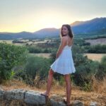 Alizé Cornet Instagram - Des vacances en famille qui font du bien ❤️ Mes premières vacances en plus de 8 mois 🫠 Ma tête, mon cœur et mon genou en avaient besoin 🙏 Merci la Corse pour toute cette beauté et authenticité 💚🌱🌳