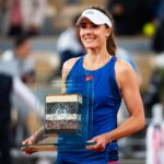 Alizé Cornet Instagram - Un moment inoubliable 🥹 Je dis au revoir à 20 ans de tennis professionnel, 20 ans d'une vie pour laquelle j'ai absolument tout donné et qui m'a tant donné en retour. Il y a forcément un peu de tristesse aujourd'hui, mais aussi une profonde fierté d'avoir puisé au fond de moi pendant toutes ces années, sans jamais perdre cette passion infinie pour le tennis. Merci @rolandgarros pour cette cérémonie pleine d'émotions, et à vous tous pour vos messages et votre amour. D'une manière ou d'une autre, on se retrouvera ❤️ P.s : Good luck for your career @zhengqinwen_tennis 🙏🤗
