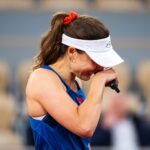 Alizé Cornet Instagram - Un moment inoubliable 🥹 Je dis au revoir à 20 ans de tennis professionnel, 20 ans d'une vie pour laquelle j'ai absolument tout donné et qui m'a tant donné en retour. Il y a forcément un peu de tristesse aujourd'hui, mais aussi une profonde fierté d'avoir puisé au fond de moi pendant toutes ces années, sans jamais perdre cette passion infinie pour le tennis. Merci @rolandgarros pour cette cérémonie pleine d'émotions, et à vous tous pour vos messages et votre amour. D'une manière ou d'une autre, on se retrouvera ❤️ P.s : Good luck for your career @zhengqinwen_tennis 🙏🤗