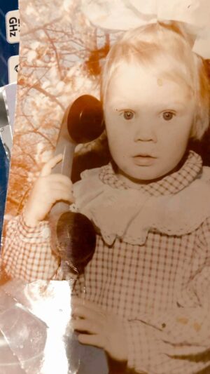 Alla Mikheeva Instagram - Мне сегодня 35! 
Я хочу поблагодарить своих родителей, что подарили мне жизнь. Хочу сказать спасибо сестре за мое детство и что была примером для меня. 
Хочу поблагодарить своих друзей за то, что Вы есть у меня. За моих наставников и учителей, что верили в меня. 
Вы все вместе сделали меня тем человеком, которым я являюсь сейчас.
Люблю всех 🤍
И поздравляю всех с моим Днем Рождения 😁🤣