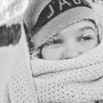 Alla Mikheeva Instagram - Сибирь. Часть 1. Поход на Поднебесные Зубья! Снегоходы. Вид на пик дураков 🏔️ Замёрзшие ресницы. -35 градусов. Сугробы. Лазить по крышам. Баня. Ватрушки. Хаски. И просто красиво и холодно 🧊 #siberiaonelove #siberia