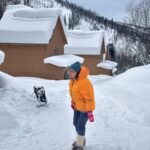Alla Mikheeva Instagram - Сибирь. Часть 1. Поход на Поднебесные Зубья! Снегоходы. Вид на пик дураков 🏔️ Замёрзшие ресницы. -35 градусов. Сугробы. Лазить по крышам. Баня. Ватрушки. Хаски. И просто красиво и холодно 🧊 #siberiaonelove #siberia