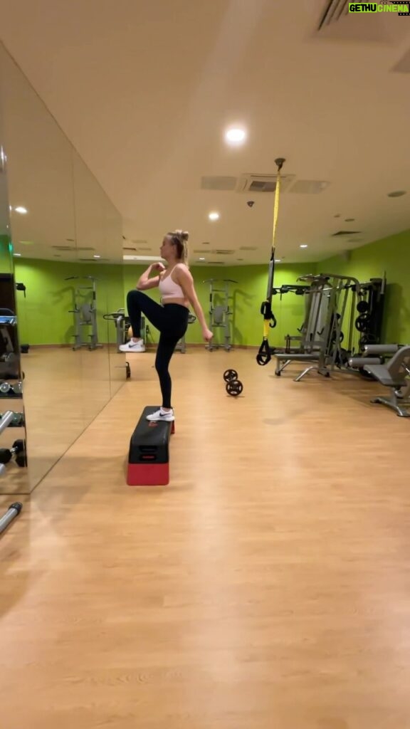 Alla Mikheeva Instagram - Каждый день тренировки в @verba_mayr ☘️ А что Вы любите больше йогу 🧘‍♀️ или функциональную тренировку? 🏋️🤸🏼‍♀️