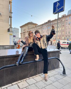 Alla Mikheeva Instagram - Мы в городе! 
Эта парочка растопит пломбир ваших сердец! 🤍🫶
@kuruchbro  vs @allamikheeva