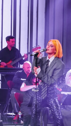 Alli Neumann Instagram - Zur Primetime laufen im deutschen Fernsehen zwar meist Quiz-Shows und Regionalkrimis, aber Alli Neumann ist anscheinend so großer Fan, dass sie ihr neues Album „Primetime“ genannt hat. Link zum ganzen Auftritt in der Bio. #MachMaLauter