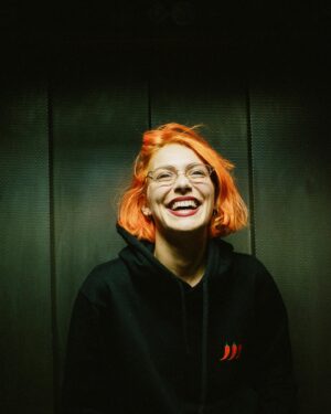 Alli Neumann Instagram - neues merch mit gestickten 🌶️🌶️🌶️ das ist so cool euch jetzt in dem hoodie bei den konzerten zu sehen. schickt mir gerne fotos von euch darin! 😍

danke @fidel_tesfai 🌶️ er hat in seinem 🧪 🔬 jahre lang an einem schnitt gearbeitet, der allen steht und wir in meiner familie und crew lieben den alle. 
danke @typeholics für die grafik! und @mislat für alles🧡 
Fotos @blancsdiary