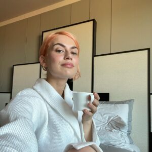 Alli Neumann Instagram - die schönsten tage sind die, an denen ich morgens einen kaffee im bett trinken kann (von jemandem gebracht optional ) und ein bisschen zeit für mich und meine haare habe ✨ich fühle mich einfach besser, wenn ich ein bisschen zeit in mich investiere und mich fesch mache…und dabei musik hören natürlich.. 🎸was ist euer fertig-mach-song? 
@schwarzkopf 
 #foreveryyou #hairbyschwarzkopf #taft #bezahltepartnerschaft