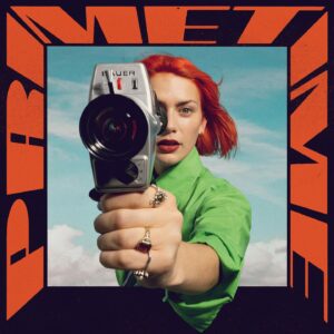 Alli Neumann Instagram - mein zweites album heißt primetime 🌶️ und kommt am 27.10 raus. mein leben fühlt sich an wie ein blockbuster zur zeit - schnell, größer als das leben, intensiv und entertaining. das album bietet alles, das die primetime verspricht 🌶️✨ eine intensive liebe, eine emotionale familiengeschichte, eine wahre freundschaft, wilde nächte, aliens ..und ich, wie ich mich in all dem verliere und finde 📽️ ich hoffe, ihr fühlt euch wie der hauptcharakter in eurem leben, wenn ihr das album hört 🌶️

danke @stephie.braun für das foto ♥️ @typeholics für die grafik und @lisasophieneu für h&m 🌶️ und @mislat für alles! 
ab Freitag könnt ihr die Vinyl und CD vorbestellen und es presaven :)