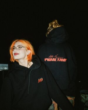 Alli Neumann Instagram - neues merch mit gestickten 🌶️🌶️🌶️ das ist so cool euch jetzt in dem hoodie bei den konzerten zu sehen. schickt mir gerne fotos von euch darin! 😍

danke @fidel_tesfai 🌶️ er hat in seinem 🧪 🔬 jahre lang an einem schnitt gearbeitet, der allen steht und wir in meiner familie und crew lieben den alle. 
danke @typeholics für die grafik! und @mislat für alles🧡 
Fotos @blancsdiary