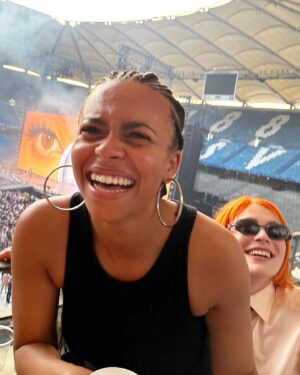 Alli Neumann Instagram - ich habe beyoncé, white stripes und bts gesehen..ich habe keine träume mehr…(nein, okay.. nick cave, rosalía…) wer ist auf eurer liveshow bucketlist?❤️ Was geht dieses Jahr live mäßig? (Bekomme das fast immer erst mit, wenn es schon war😭)
danke @diffusmagazin 💜