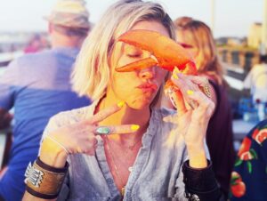 Allie McCulloch Instagram - peace out for now, maine. you & your people & your oysters & your lobstahs treated me just right, as per usual ✌️ ✌️