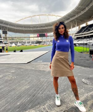 Alline Calandrini Instagram - Feliz em conhecer o Nilton Santos. 
Experiência em estádio é inigualável ❤️

Hoje o líder da competição recebe o CUIABÁ.

BOTAFOGO X CUIABÁ, 20:00 no @sportv
