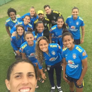 Alline Calandrini Instagram - Um carrossel da Alline criança com sua bola até a fase adulta ✨
Olhando a primeira foto até a última, me fez refletir tanta coisa. 

Nasci predestinada a esse esporte, mas não imaginava chegar onde estou hoje. Ao mesmo tempo, não tenho ideia do que eu seria se não fosse viver disso. Pois minha infância, adolescência e fase adulta é  o futebol. 

Como atleta, não consegui realizar um dos meus objetivos, que era ir para uma Copa Do Mundo com a seleção principal. Mas o cara lá de cima tinha algo reservado: Participar sim, mas de outra forma. Agora como jornalista de uma COPA DO MUNDO. 
Aliás, de duas ❤️ A segunda com um time de muitas mulheres que admiro e que também sonhavam  viver esse momento! 
Vocês são maravilhosas!

Ahhh, Deus é perfeito! ✨🙏🏽