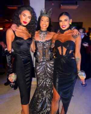 Alline Calandrini Instagram - Halloween party @patriciapoeta ✨🌹

Foi um noite divertidíssima e especial em celebrar a vida dessa mulher que é gigante. 
Aliás, que luz você tem, Pat ❤️

Produção @rachel.figurino e @kylieco_
