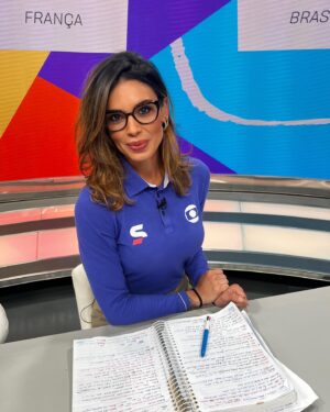 Alline Calandrini Instagram - RESUMO DE FRANÇA 2 x 1 BRASIL

O duelo era completamente diferente em relação a primeira partida. Já era esperado o volume de jogo das FRANCESAS no início da partida, buscando abrir o placar.
Um fator determinante no primeiro tempo foi o encaixe do MEIO-CAMPO, dificultando a saída de bola brasileira. Elas também tiveram superioridade no setor e encaixou as meias brasileiras, perdendo muitos duelos por ali.

O Brasil não conseguia encaixar os ataques pois falhava na execução e não tinha continuidade das jogadas.

No segundo tempo se organizou melhor e trabalhou de forma mais consistente a bola, assim surgiu o gol de empate. As Francesas sentiram e virou um jogo de trocação/transição.

A BOLA PARADA OU A BOLA AÉREA OFENSIVA sempre foi o ponto forte da França. Hoje é possível prever o que as adversárias fariam e Brasil não EXECUTOU, tanto no primeiro quanto no segundo gol que sofreu.

Erros de passes e tomadas de decisões erradas voltaram a assombrar. 

Boa partida da Lelê, Lauren e Kerolin 

Próxima partida contra Jamaica ganha uma importância maior ainda. 

Nos encontramos na quarta, pessoal! 
Um abraço.