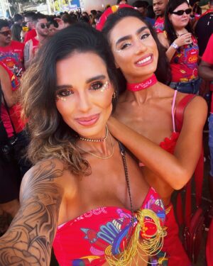 Alline Calandrini Instagram - 🎭 desse e de outros carnavais 💙 ✨🎭