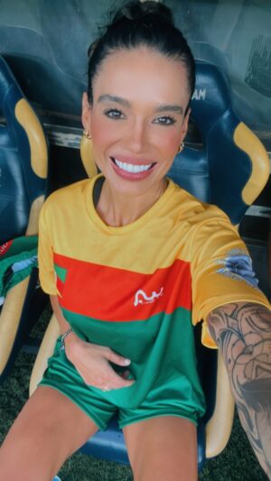 Alline Calandrini Instagram - Muito gratificante voltar ao campo depois de um bom tempo. Tudo em prol da solidariedade e empatia humana.

Foram 10 gols no jogo, mas O GOLAÇO FOI da solidariedade.

❤️
