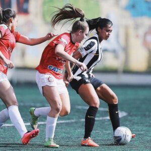 Alline Calandrini Instagram - Um carrossel da Alline criança com sua bola até a fase adulta ✨
Olhando a primeira foto até a última, me fez refletir tanta coisa. 

Nasci predestinada a esse esporte, mas não imaginava chegar onde estou hoje. Ao mesmo tempo, não tenho ideia do que eu seria se não fosse viver disso. Pois minha infância, adolescência e fase adulta é  o futebol. 

Como atleta, não consegui realizar um dos meus objetivos, que era ir para uma Copa Do Mundo com a seleção principal. Mas o cara lá de cima tinha algo reservado: Participar sim, mas de outra forma. Agora como jornalista de uma COPA DO MUNDO. 
Aliás, de duas ❤️ A segunda com um time de muitas mulheres que admiro e que também sonhavam  viver esse momento! 
Vocês são maravilhosas!

Ahhh, Deus é perfeito! ✨🙏🏽