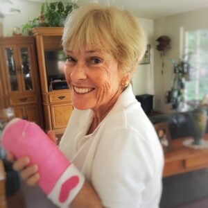 Allison Mack Instagram - My sweet mama I miss you so much already. Rock that pink cast like the rock star you are.... I'll be home soon... leave the porch light on for me? #Soulfood #nourishment #lovemyfamily #mamalove #homesweethome