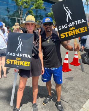 Allison McAtee Instagram - #sagaftrastrike 🎭 #wgastrike 
.
#union #actors #makingastand @jon.chaffin 
#corporategreedhasgottogo #artistsnotai