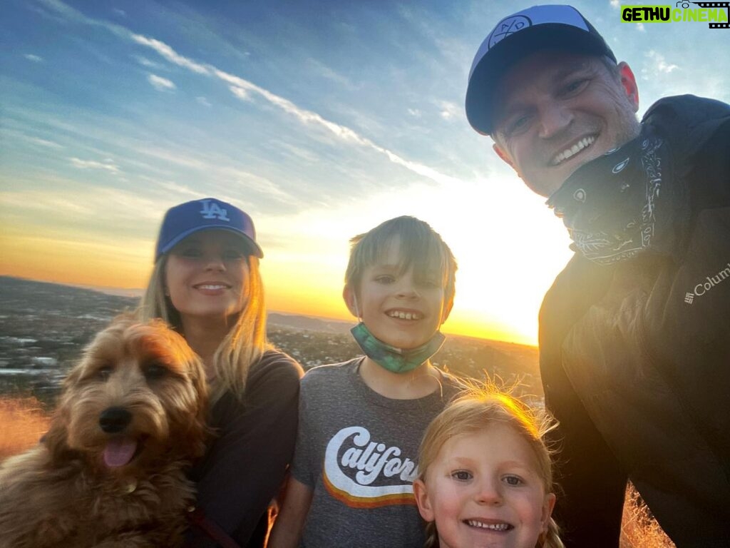 Allison Munn Instagram - Taking in the last sunset of 2020 & looking forward to a new year.