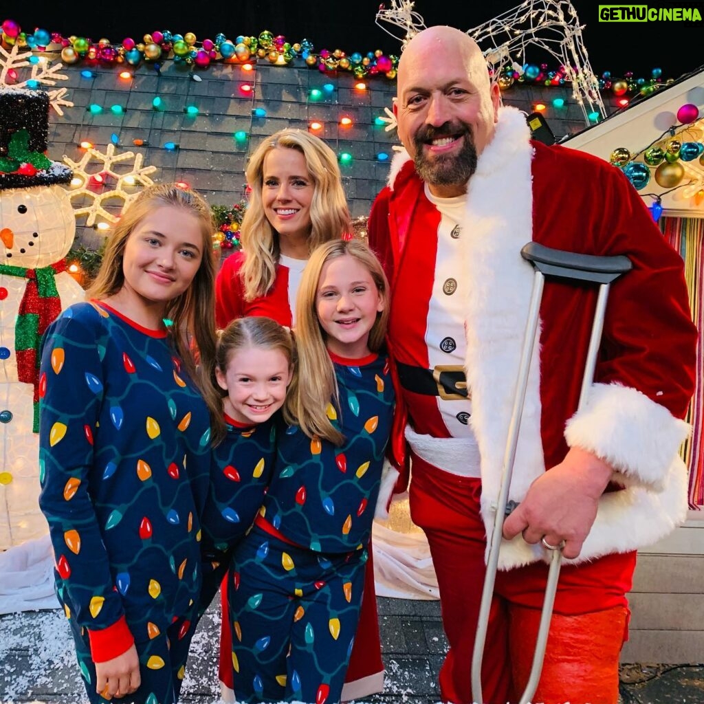 Allison Munn Instagram - THE BIG SHOW SHOW Christmas Special (written by @jpmccarts & directed by @jodyfm ) is out on @netflix today. It’s also our series finale. This was the best job, with the best people. I’m forever grateful. Thank you all for watching. #TheBigShowShow