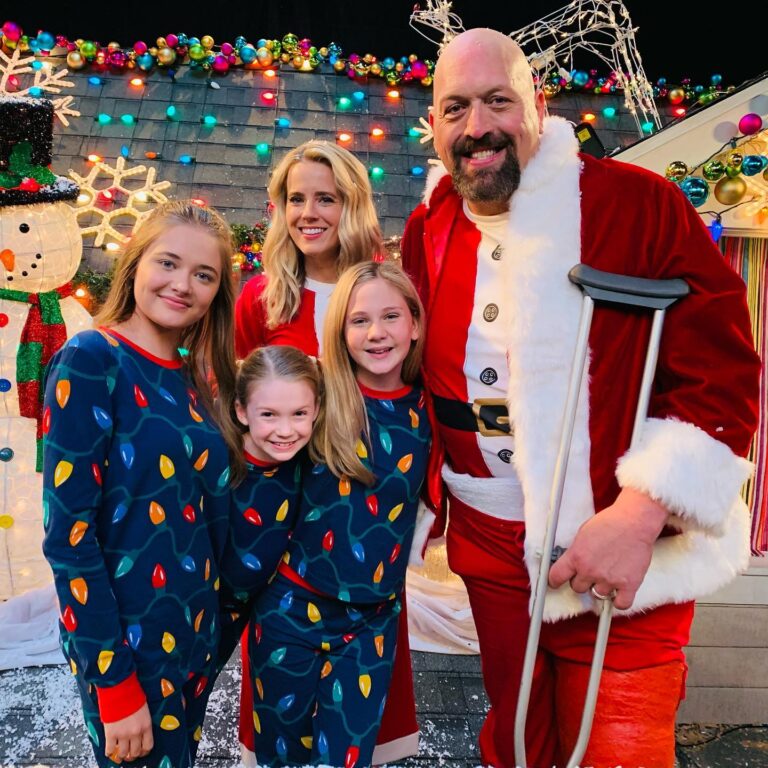 Allison Munn Instagram - THE BIG SHOW SHOW Christmas Special (written by @jpmccarts & directed by @jodyfm ) is out on @netflix today. It’s also our series finale. This was the best job, with the best people. I’m forever grateful. Thank you all for watching. #TheBigShowShow
