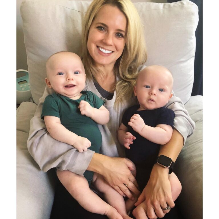 Allison Munn Instagram - Look at these two perfect babies I(*) recently gave birth to! 💙💙 (*my beautiful sister) #auntieallison ⁣ (📸 @meredithmunn)