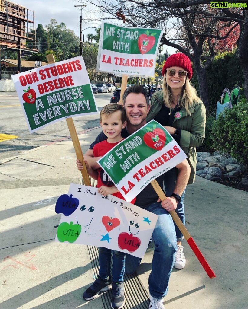 Allison Munn Instagram - Can @LAUSDSup please use the district’s 4.9 billion in reserves to pay their staff & teachers a living wage? ❤️💜❤️💜 Swipe to see us asking the same exact question 4 years ago. @utlanow @seiulocal99