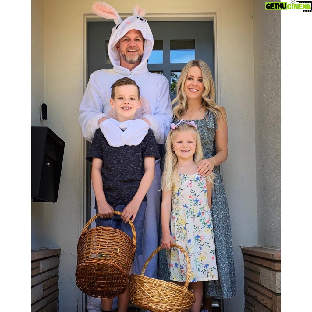 Allison Munn Instagram - Happy Easter to all who celebrate. 🐰