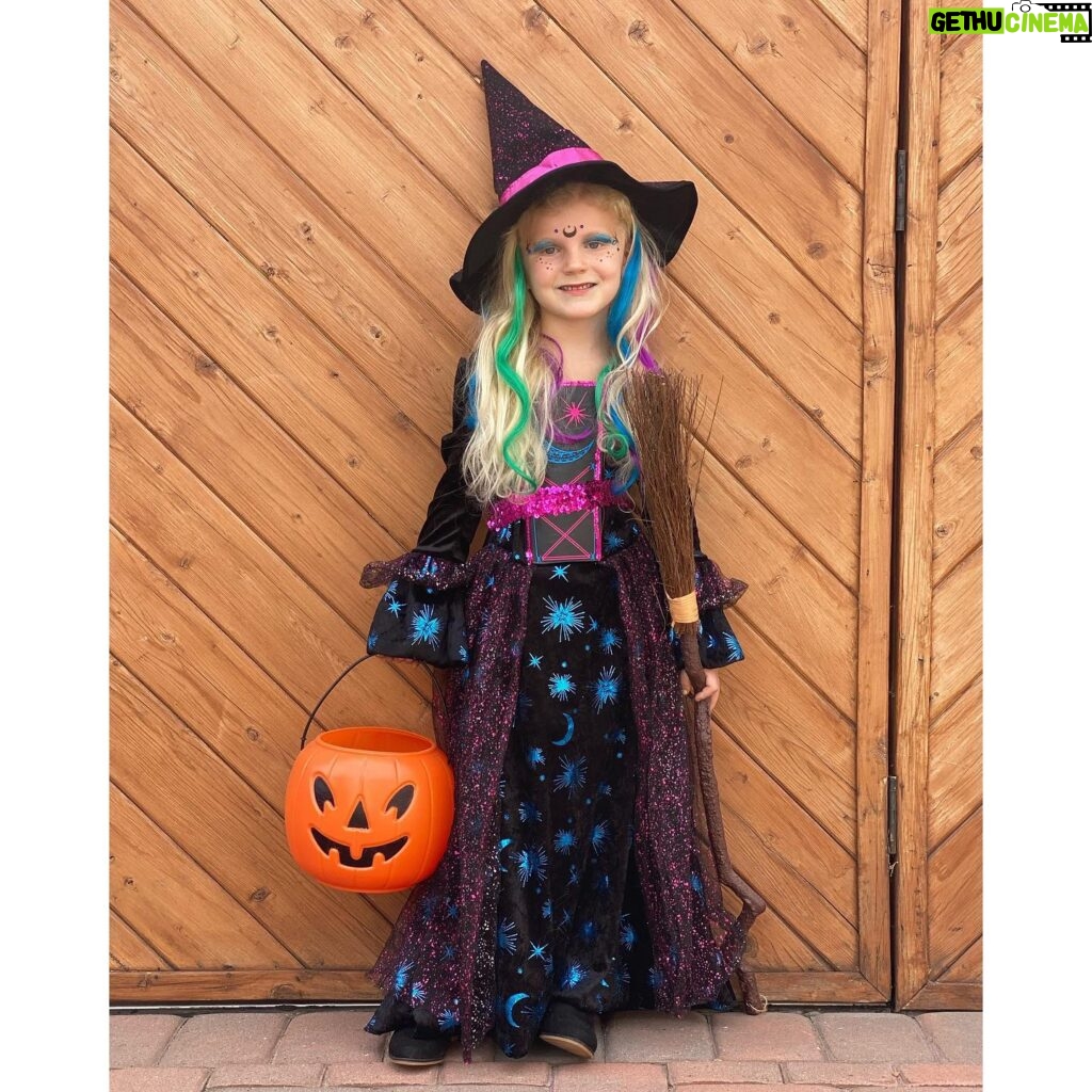 Allison Munn Instagram - My Pumpkins. Happy Weird Halloween. 😷🎃