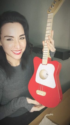 Allison Scagliotti Instagram - Is there anything sweeter than the gift of music? Say hello to the special @thewhitestripes edition Loog. I bought a @loogguitars mini acoustic for my friend’s little girl last year and cannot recommend enough. Sounds like a ukulele, but tuned like the 3 high strings of a guitar so little hands can take the theory they learn with them as they level up to a bigger ax. Start them young with an instant classic. Link in my bio to explore the world of Loog. There’s even a free class starting next year! #loog #thewhitestripes #guitarforbeginners