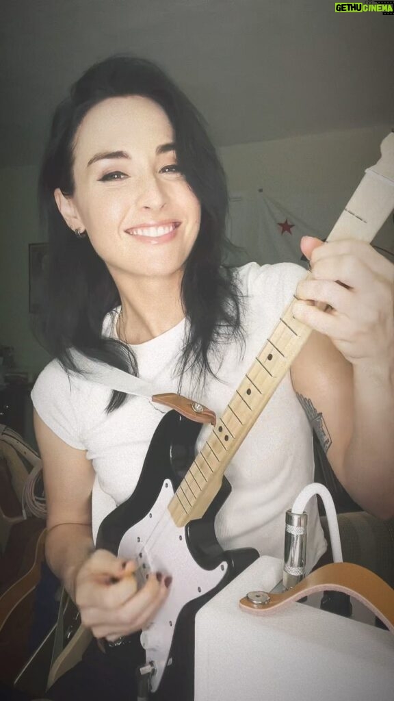 Allison Scagliotti Instagram - I love a smol thing just about as much as I love sharing music with a new generation. Get into the mini Strat from @loogguitars and @fender. You can shop the US and Canada stores at the link in my bio, and use code WITTYHANDLE for a sweet 10% discount. #loogguitars