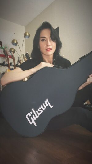 Allison Scagliotti Instagram - A blessed Virgo season to all who celebrate. For those keeping track, I made a little exploratory trip to @chicagomusicexchange a few weeks back. This is the beauty who called to come home with me. Say hello to my new baby, Rosemary. 🌹 🦇 
@gibsonguitar