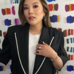 Ally Maki Instagram - bts with my amazing team (and bb girl 🙃) for @kellyclarksonshow. An absolute highlight of this entire trip was meeting one of Kelly’s sweet staffers who wore @asianamericangirlclub to the taping (slide 4). It’s moments like these that make my day! ⁣ Styled x @cristinaehrlich @meg_galvin Wearing x @anonlychild Glam x @seijinyc @gitabass @teamid @kawachouttt @rscapellan @daniel_billington @alliemillette #TEAMAAGC