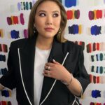 Ally Maki Instagram - bts with my amazing team (and bb girl 🙃) for @kellyclarksonshow. An absolute highlight of this entire trip was meeting one of Kelly’s sweet staffers who wore @asianamericangirlclub to the taping (slide 4). It’s moments like these that make my day! ⁣ Styled x @cristinaehrlich @meg_galvin Wearing x @anonlychild Glam x @seijinyc @gitabass @teamid @kawachouttt @rscapellan @daniel_billington @alliemillette #TEAMAAGC
