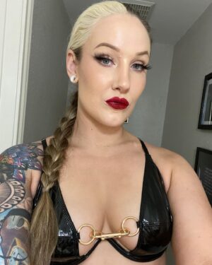 Allysin Kay Instagram - Twitch in 2 hours.

🖤 Twitch.tv/TheAllysinKay