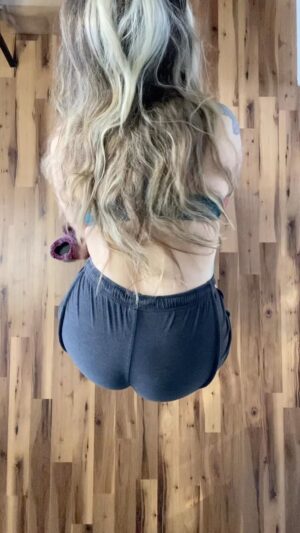 Allysin Kay Instagram - When I finally get home after days of traveling 😻

#ceilingchallenge