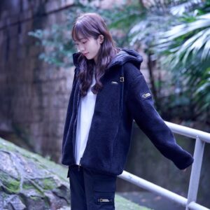 Alma Kwok Instagram - 天氣轉涼，National Geographic Apparel 嘅秋冬系列將功能性融入時尚穿搭，暖住型🖤🌟

#COSTONI抓毛絨拉鏈外套 
#採用舒適保暖嘅高密度絨毛
#配以簡約設計為日常造型增添層次感

@natgeostore_hk
#NG_LikeTheWayIAm
#WearNatGeo
