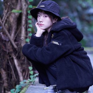 Alma Kwok Instagram - 天氣轉涼，National Geographic Apparel 嘅秋冬系列將功能性融入時尚穿搭，暖住型🖤🌟

#COSTONI抓毛絨拉鏈外套 
#採用舒適保暖嘅高密度絨毛
#配以簡約設計為日常造型增添層次感

@natgeostore_hk
#NG_LikeTheWayIAm
#WearNatGeo