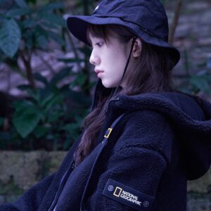 Alma Kwok Instagram - 天氣轉涼，National Geographic Apparel 嘅秋冬系列將功能性融入時尚穿搭，暖住型🖤🌟

#COSTONI抓毛絨拉鏈外套 
#採用舒適保暖嘅高密度絨毛
#配以簡約設計為日常造型增添層次感

@natgeostore_hk
#NG_LikeTheWayIAm
#WearNatGeo