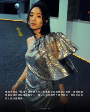 Alma Kwok Instagram - #ImperfectSoul 「擁有拒絕的勇氣後，要信就信到底。」── 郭爾君Alma

上次和 Alma 見面，已是三年前拾陸比玖的群訪，她笑說還記得那天的採訪排得密麻，而我亦對那只能在拍攝間隙偷空吃點東西的演員日常感到記憶猶深。至於這次，我們約在晚上碰面，而眼前的她，仍舊是當初印象中那個既認真又有想法的郭爾君。拍攝一直持續到凌晨兩點，肉體疲累，但對久違的熱血感覺不壞。

「我從來不覺得自己有得到過些甚麼，或是失去了些甚麼，所以我很少後悔的。」她認為得失心只是對自己的一種誤解，以她自己為例，得失心其實並不真的是對得失執著，而是一種自我厭惡。「所謂的得失心，只是當自己做得不好，或者處於劣勢的時候，給自己一個情緒發洩的出口而已。」數算著別人有甚麼而自己沒有甚麼，自己得到了什麼而又失去了什麼，這些其實都只是籍口，講到底都不過是源於討厭自己，對自己不滿意。「我覺得痛苦從來都不是因為甚麼性格缺陷或是特質所導致，而是有很大部份來自於你接不接受你自己。」當一個人願意接納自己，自然就不會那樣容易被外界所影響了，因為你的內心已經足夠強大。

完整文章請點擊bio link，或瀏覽 Facebook 專頁及 imperfectmag.com。
-
featuring @alma.meow 
photo by @ssamtso , assisted by @chyeung_ 
video by @henryyyeung
make-up by @alma.meow 
hair by @joeglitz105 
interview by @jausiu
styling by @antonnmak 
produced by @rubyrubymerry

#imperfect_mag #一切因感情過剩而起 #我得到的和你失去的 #郭爾君 #448psychosis #SarahKane #swarovski #shiatzychenhk