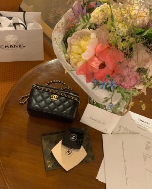Alma Noce Instagram - Quanta bellezza e quanta storia, grazie @chanelofficial per avermi dato l’opportunità di scoprire qualcosa di nuovo e a me ancora sconosciuto.
#chanelmetiersdart celebra l’artigianato, ricordandoci l’importanza della tradizione che viene tramandata di generazione in generazione e di tutti i grandi talenti che lavorano dietro le quinte.
Un piccolo esercito di artigiani che lavora a fianco di Chanel fin dagli inizi, una presenza forte che mi ha lasciato un senso di nostalgia per una storia che non ho vissuto.
Grazie a @elka1974 e a tutte le donne Chanel per avermi regalato queste bellissime giornate. La vostra dolcezza e l’amore per la vostra casa si sente ed è fortissimo.
Grazie a @katjawil (mua) e @lorisrocchi (hair) che con la loro magia mi hanno trasformata.
E in fine grazie a @womentalentsmilano @stefaniacastaldi e @elenabonamico che mi hanno accompagnata in questo viaggio da onironauta 🤍