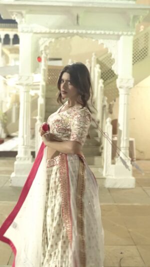Alma Hussein Instagram - walking towards the guy who is a red flag. 
But but, @aditiraohydari just proved that you don’t need to have a zero waist, you can be you. 

Outfit - @anjumqureshilabel 
Location- @hotelgautamlonavala 
#explore#explorepage#exploremore#recommended