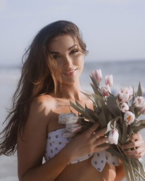 Alyssa Snider Instagram - I exist in two places
here and wherever you are 🌷