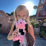 Alyvia Alyn Lind Instagram - happy birthday to powwow the pigcow ! (oh and noah) @knottsberryfarm