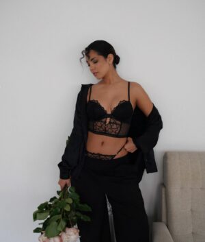 Alžbeta Ferencová Instagram - Capturing Love around Me 🖤 w/ @intimissimiofficial 

A želám nám jedinú vec na teno “sviatok” ktorý nás o pár dní čaká. Majme rady svoje telo a samé seba, no matter what sa vám snaží niekto nahovoriť , že to tak nie je, a že by sme mali zmeniť to, a zmeniť hento…buďme hlavne zdravé a krásne každá svojsky 🙏🏽

Naozaj krásna @intimissimiofficial kolekcia, ktorú vynosíte aj mimo Valentín, na každý deň, nech sa cítime krásne .
#intimissimi #intimissimigirls #valentineday #feelgoodinyourbody #Loveyourself