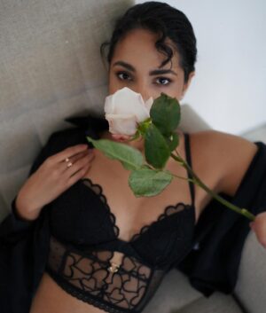 Alžbeta Ferencová Instagram - Capturing Love around Me 🖤 w/ @intimissimiofficial 

A želám nám jedinú vec na teno “sviatok” ktorý nás o pár dní čaká. Majme rady svoje telo a samé seba, no matter what sa vám snaží niekto nahovoriť , že to tak nie je, a že by sme mali zmeniť to, a zmeniť hento…buďme hlavne zdravé a krásne každá svojsky 🙏🏽

Naozaj krásna @intimissimiofficial kolekcia, ktorú vynosíte aj mimo Valentín, na každý deň, nech sa cítime krásne .
#intimissimi #intimissimigirls #valentineday #feelgoodinyourbody #Loveyourself