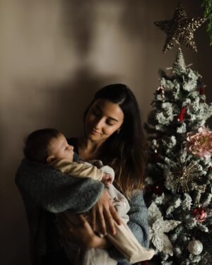 Amaia Aberasturi Instagram - Es tan bonito… @irune.aberasturi 🥰
Son sus primeras Navidades y yo exploto de amor! No hay mejor manera de empezar diciembre 🎄🧡